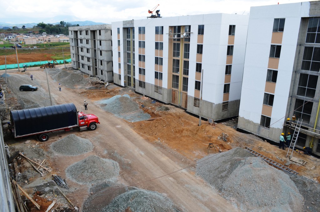 En total son 20 bloques de cinco pisos cada uno y 40 apartamentos por edificio.A mediados de octubre próximo el Consorcio VIP Cauca comenzará a hacer entregas parciales, la primera será de 400 unidades de vivienda, y mes a mes entregará mínimo 165 entre casas y apartamentos.   