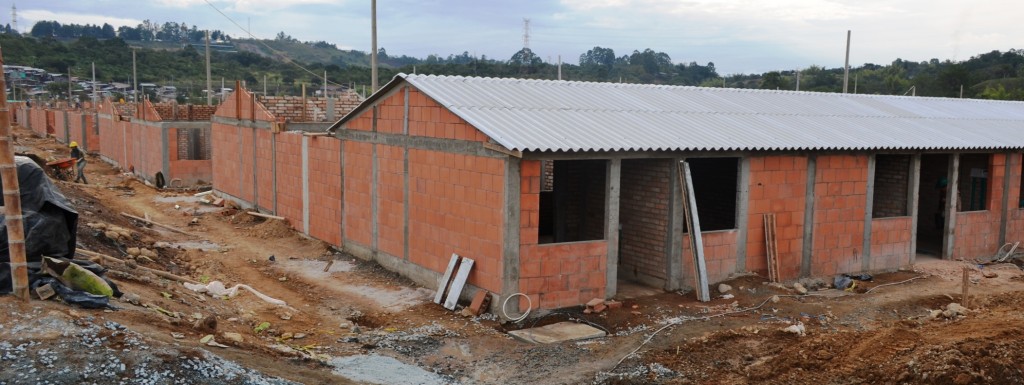 Las vivienda gratis del Valle del Ortigal, se entregarán en obra gris, con cerámica en ducha y piso de baño, enchape en mesón de cocina y lavadero; ventanería en aluminio, servicio de gas domiciliario; conexiones para televisión, internet, teléfono, además de los servicios de energía y acueducto.