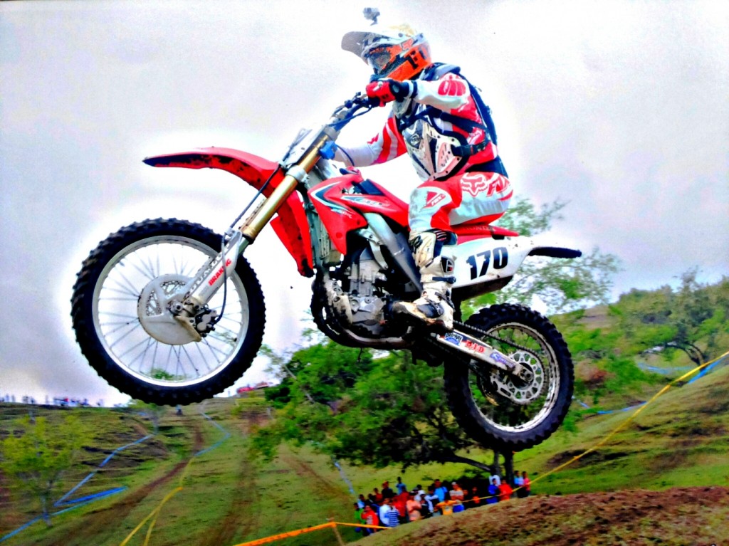 Gabriel Zambrano Pareja en su moto Honda 250R