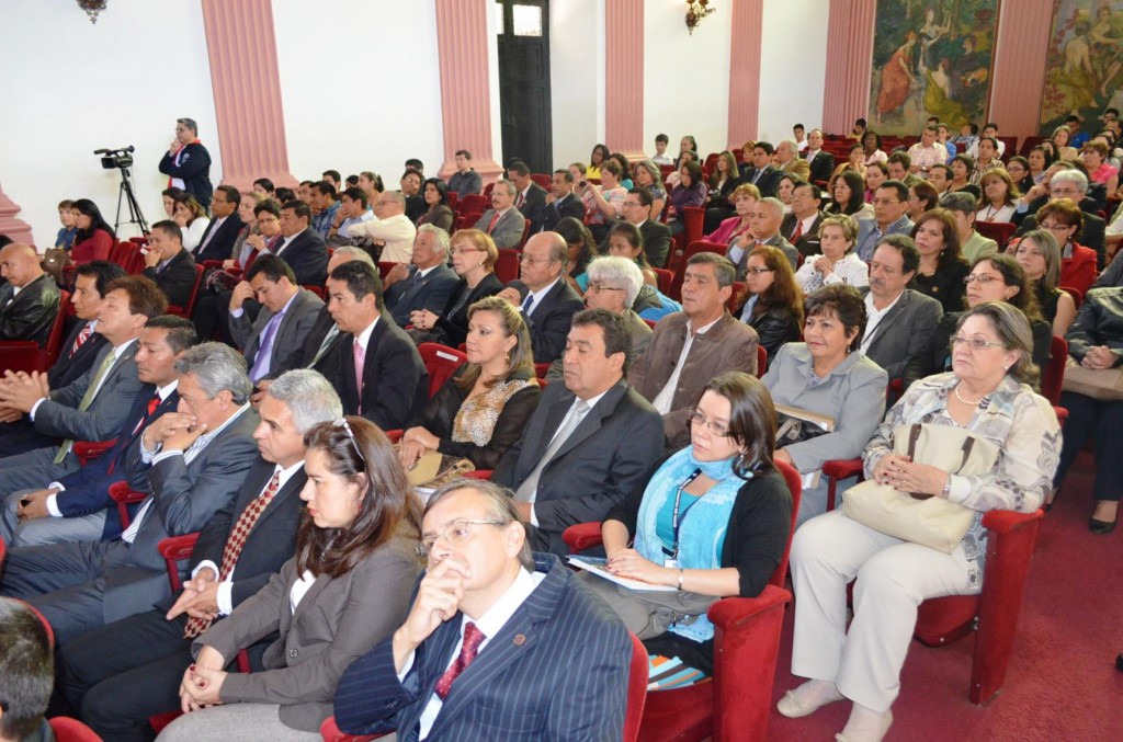 Asistentes al acto de entrega formal de la Resolución de Acreditación de Alta Calidad, a la Universidad del Cauca, en el paraninfo Francisco José de Caldas. 