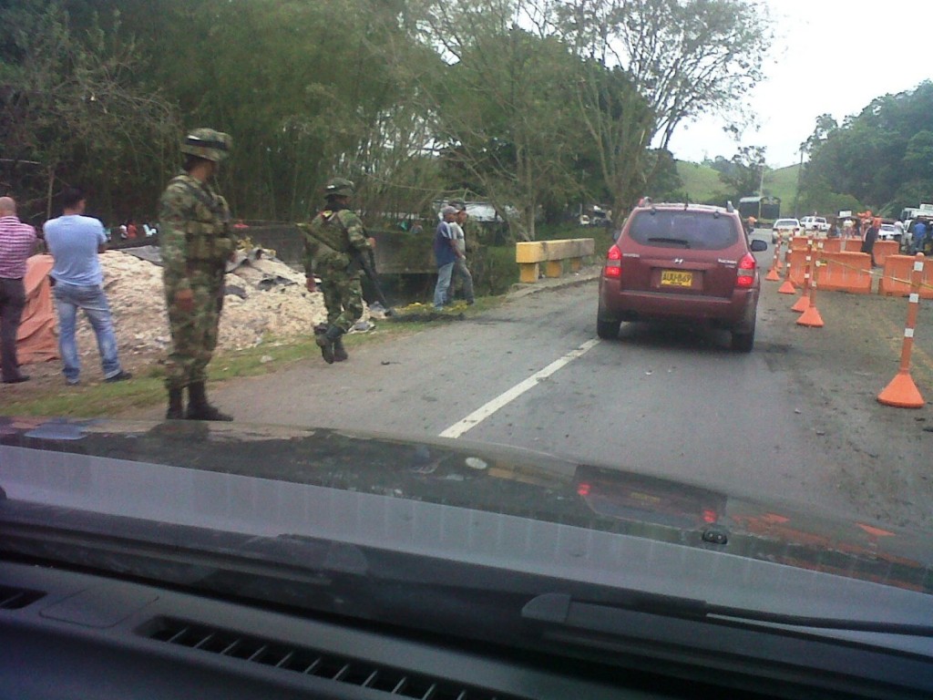 Hueco abierto en el puente sobe el rio Mandivá, a causa de la explosión de un carro bomba, colocado, al parecer, por la guerrilla de las FARC. Foto suministrada a lacampana.com