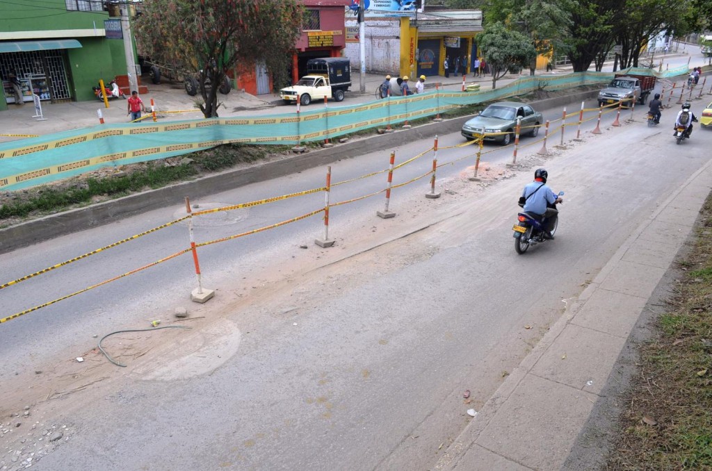 En la calle 5 a la altura de la carrera 30 la Empresa de Acueducto y Alcantarillado de Popayán, lleva adelantadas las obras de reposición de las redes, pero no se observa que Movilidad Futura esté adelantando las obras de adecuación de la vía.