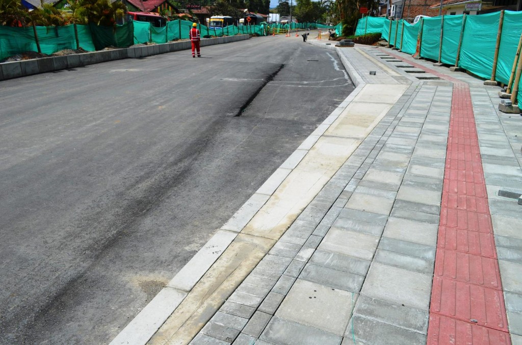 En la carrera 6 entre calles 25N y 18N se adelantan la pavimentación y la construcción de andenes. 