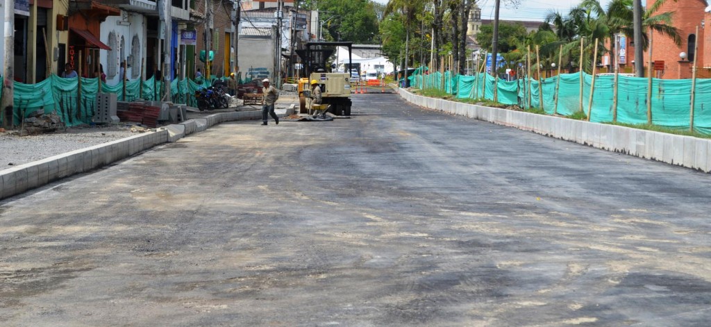 Entre el tramo comprendido entre la glorieta de El Paso y los semáforos de la galería del barrio Bolívar, la obra está muy atrasada, ni siquiera se han construido andenes y tampoco se ha puesto la capa asfáltica. 