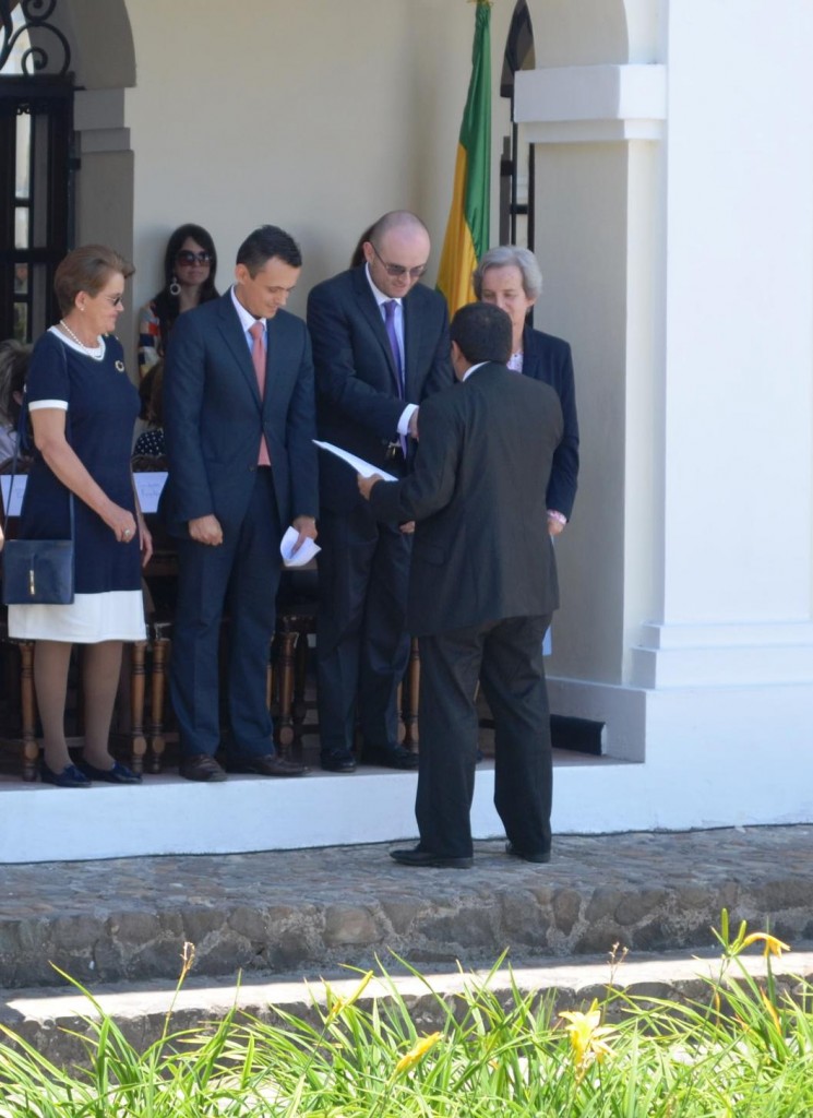 El alcalde de Popayán, Francisco Fuentes, hace entrega de una nota a las hijas de Josefina Valencia, Martha y Erna Josefina, acompañadas por sus hijos Andrés Larraín y Rodrigo Albán.  