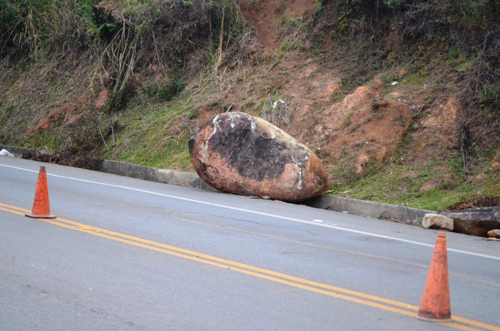 Grandes rocas fueron arrastradas de las parcelas vecinas para obstruir el paso de vehículos.