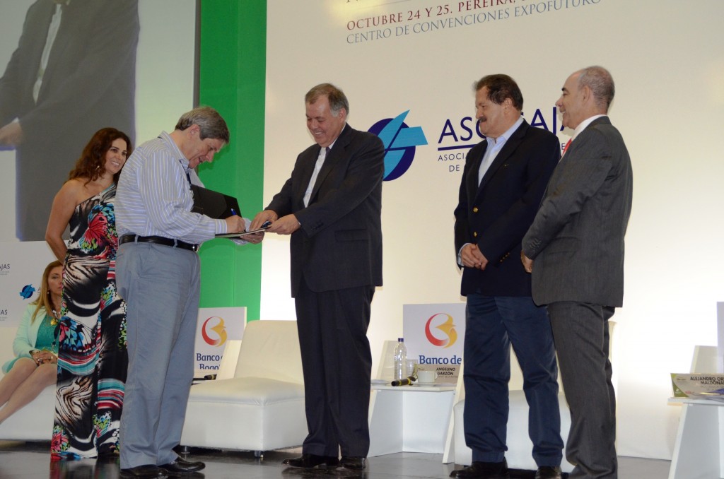 El Procurador Alejandro Ordoñez y el presidente de Asocajas, Álvaro José Cobo, firmaron un convenio por dos años, para que aumente el trabajo digno y decente para todos los colombianos.