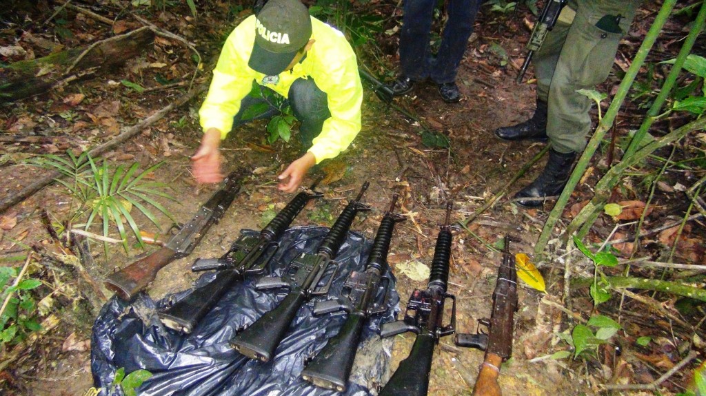 Fusiles M16 y AK 47, fueron encontrados en las excavaciones en Mandivá, norte del Cauca.