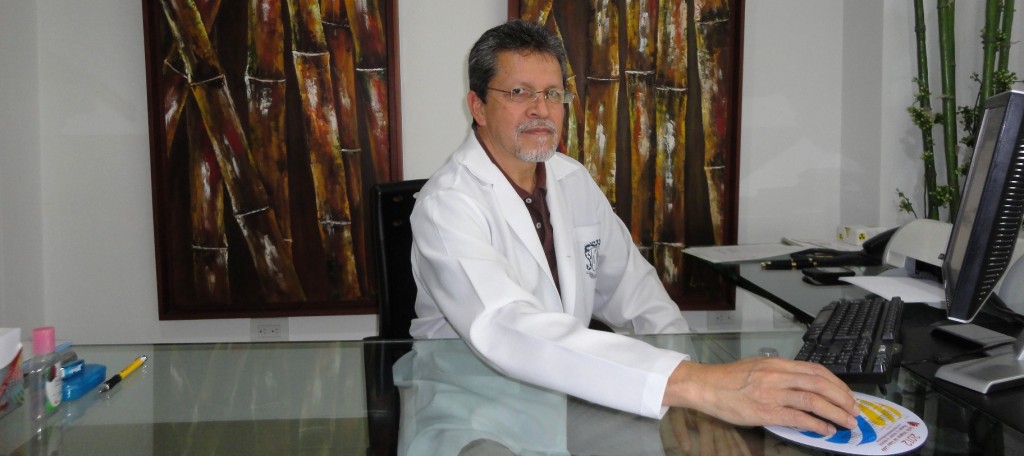 Médico Hernando Romero, cirujano general y mastólogo, docente de la Universidad del Cauca.