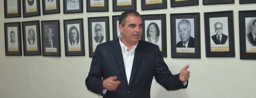 Aurelio Iragorri Valencia, Ministro del Interior y de Justicia, durante la reunión que tuvo en la Cámara de Comercio del Cauca con los empresarios.
