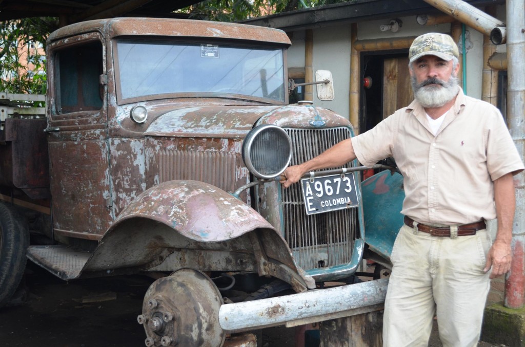 Camión Ford modelo 1932 totalmente original. Enrique Perdomo, su dueño, posando al lado.