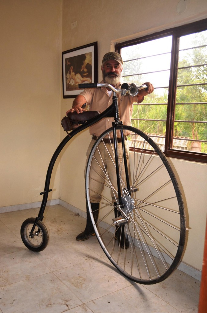 Velocípedo de finales del siglo XIX que se caracterizaba por su diseño y falta de ingeniería. Era frecuente que sus conductores se fueran de cabeza, ya en el siglo XX invirtieron la rueda pequeña hacia delante y le cambiaron el sistema de dirección. Esta es una pieza de la historia del transporte en Colombia que tiene unos 100 años.