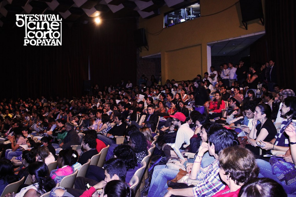 Presentación de cortometrajes en el Teatro Bolívar.