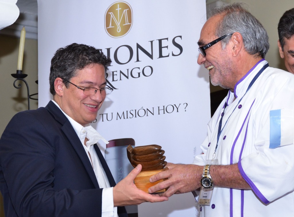 El Ministro de Comercio, Industria y Turismo, Santiago Rojas Arroyo, recibió un reconocimiento del capítulo Magdalena de la Asociación Colombiana de la Industria Gastronómica (Acodres). La entrega la hizo el chef Rafael "Pincho" Padilla, en el XI Congreso Gastronómico de Popayán. 