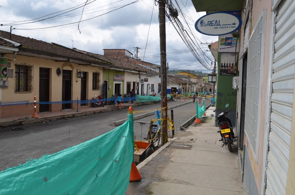 Carrera 3 entre calles 7 y 9. Esta obra se inició en febrero anterior. En este tramo se encontró un acueducto del siglo XVIII que paró las obras por cuatro meses. El comercio de  esa zona le dijo al periódico La Campana que sus ventas han disminuido en un 60% y que el tiempo de cargue y descargue de mercancías, se incrementó de una a cuatro horas. 