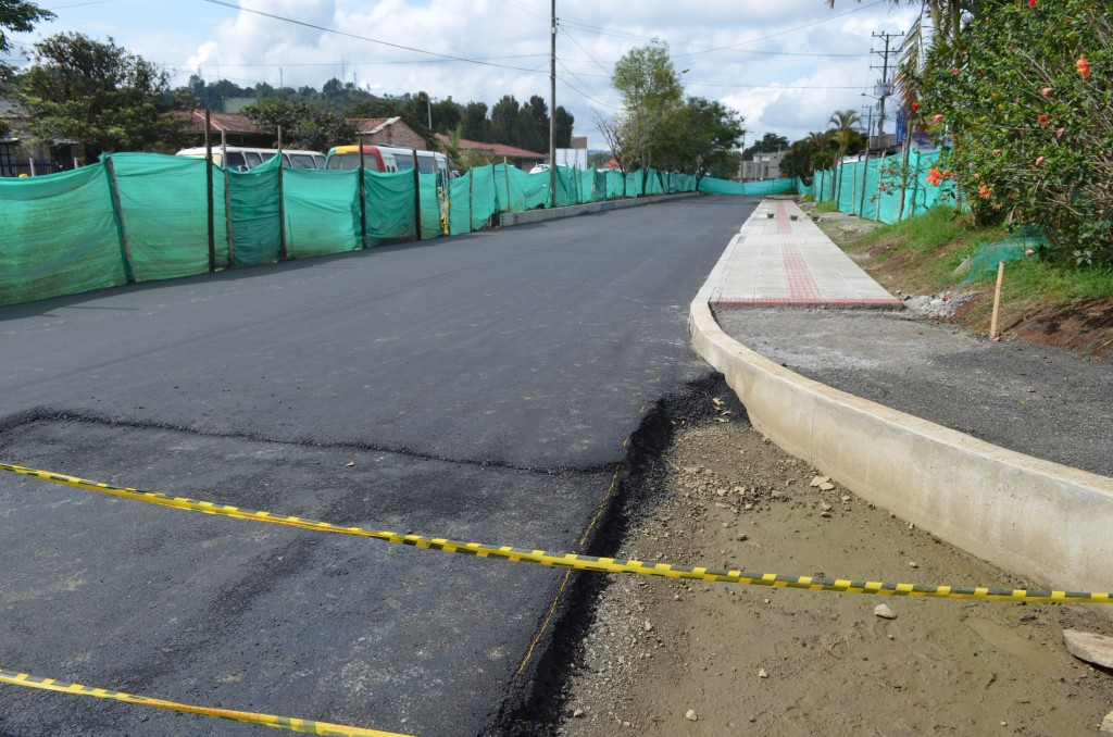 Carrera 6 entre calles 21N y 25N, en otro tramo de esa vía se observa el nuevo pavimento  que se está poniendo. 