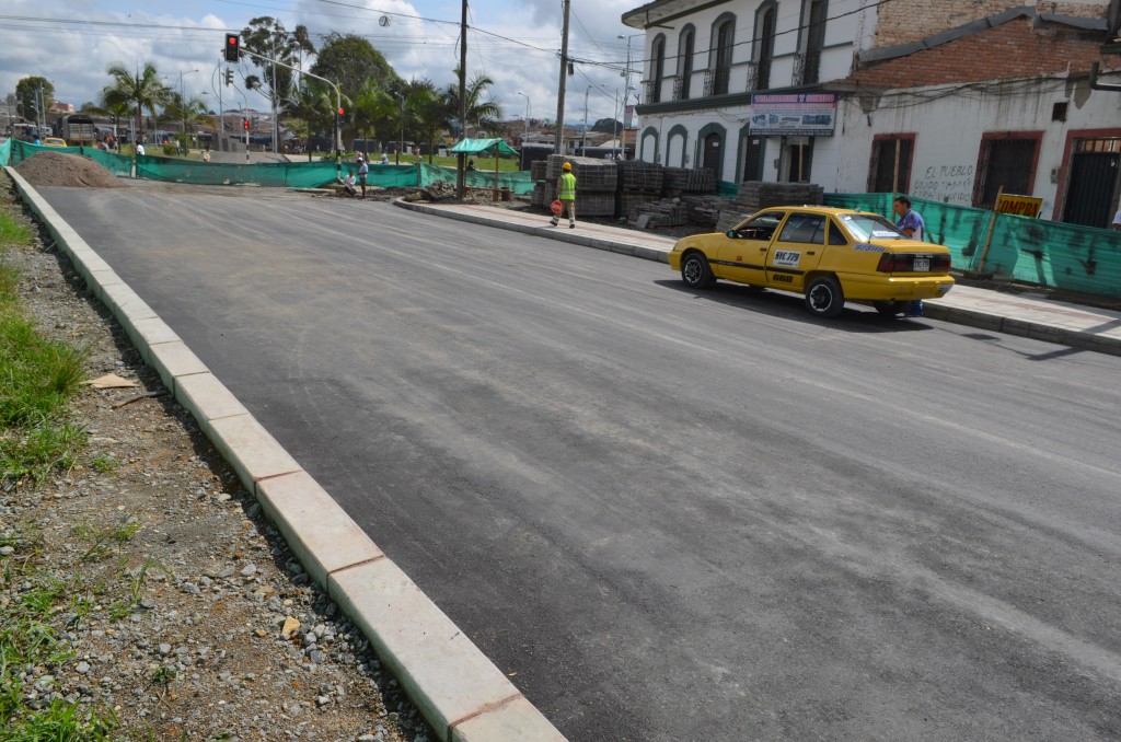 Carrera 6 A entre la plaza Carlos Albán y la Glorieta el Paso, frente al centro comercial La Estación, la vía ya se encuentra pavimentada, falta terminar parte de los andenes. 