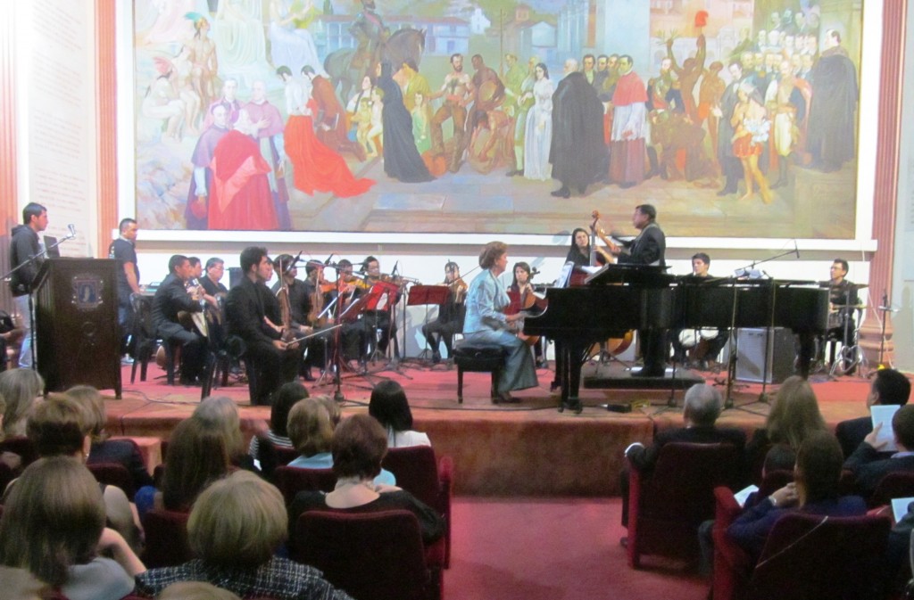 La acompañaron tres violines, uno principal; dos violas, violoncello, contrabajo, dos percusiones, requinto, guitarra y bajo electrónico, con la dirección del maestro Juan Carlos Gómez.