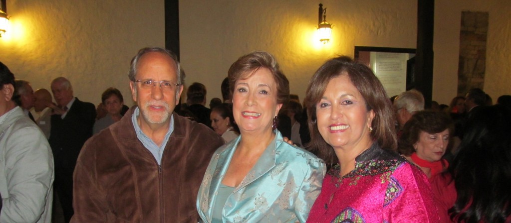 Luego del Recital de piano y orquesta, se ofreció un cóctel. En la foto Diego Angulo, Mildred Jaramillo de Zambrano y Elba Cristina Sánchez.