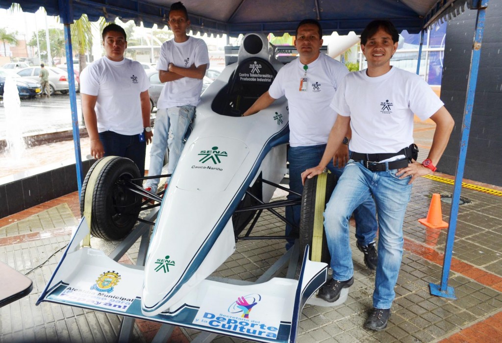 Yamid Galvis, estudiante de mantenimiento mecatrónico de motores;Ever Harrison Garzón, tecnólogo mecatrónico automotriz y Diego Cuellar, instructor de mecánica automotriz.