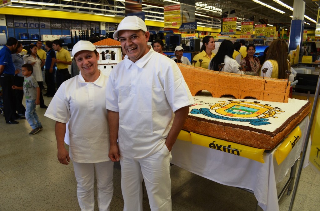 Tania Villamarín y Humberto Velasco, empleados del Éxito Panamericana, fueron los encargados de la preparación de la torta.