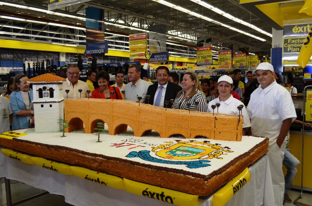 Felipe Velasco Acevedo, secretario privado; Piedad Concha de Fuentes, gestora social del Municipio de Popayán; Alirio Gueno Vélez, gerente Éxito centro; Francisco Fuentes, alcalde de Popayán; Patricia Solarte, gerente Éxito Panamericana; Tania Villamarín y Humberto Velasco.