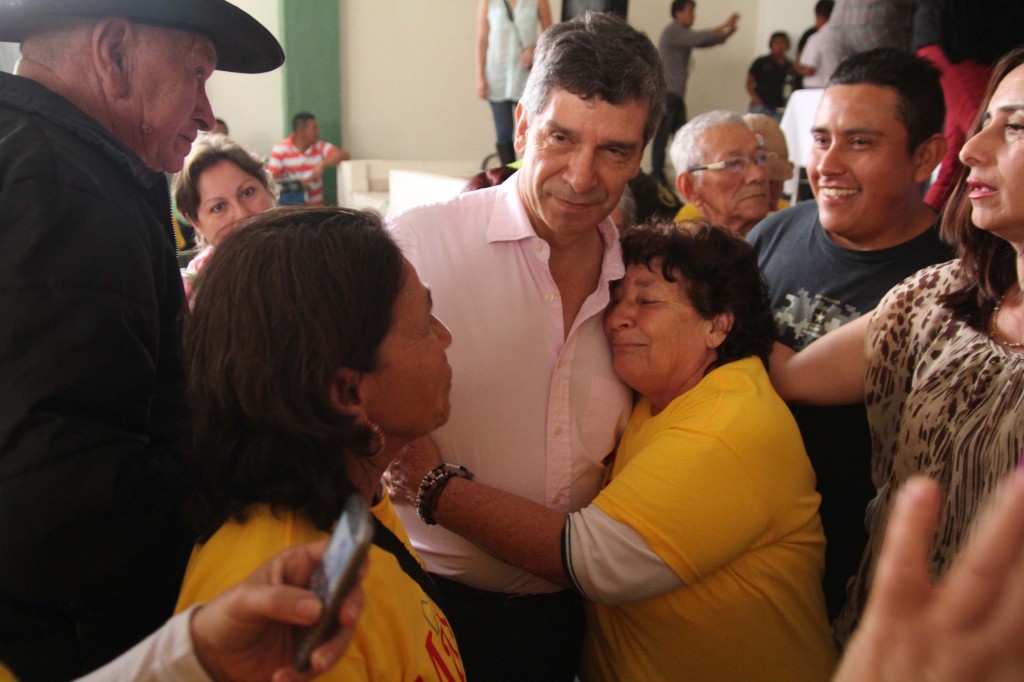 El Ministro del Trabajo, Rafael Pardo Rueda, y el gerente del consorcio Colombia Mayor, Juan Carlos López Castrillón, visitaron el municipio de Piendamó, Cauca, en donde se anunció que la prioridad en el 2014 serán los adultos mayores en condición de discapacidad.  