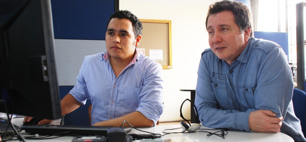 La División de Tecnologías trabaja en un proyecto que les daría más espacios a todos los programas académicos de Unicauca.En la gráfica los ingenieros Andrés de Los Reyes, jefe de la DivTICde Unicauca y Luis Carlos Pito, uno de los desarrolladores de la Web.
