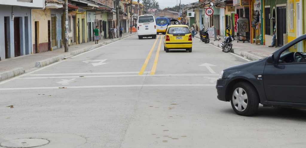 Esta es la nueva cara de la calle 13 con carrera 4, vía pavimentada en concreto por el Agremezclas S.A.S., que cumplió con el contrato.
