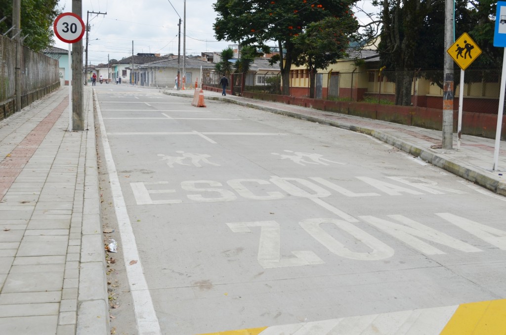 Esta es la nueva cara de la calle 13 con carrera 4, vía pavimentada en concreto por el  Agremezclas S.A.S., que cumplió con el contrato.