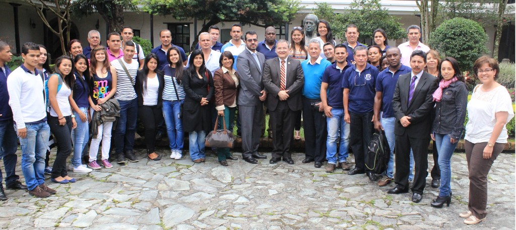  Distintas sedes y dependencias de la Universidad del Cauca, visitaron los alumnos de segundo semestre de Derecho, de la sede de la Alma Mater en Miranda. En la foto los acompañan el rector Juan Diego Castrillón Orrego y el Director del Centro de Regionalización, José Manuel Tobar Mesa. 