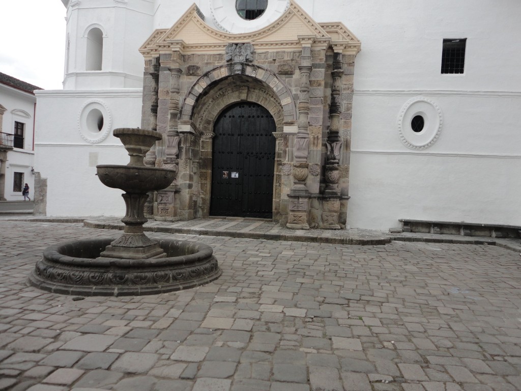 La primera iglesia de teja que se construyó en Popayán, fue la de Santo Domingo en el año de 1558. Su portalón en piedra, es una de las obras más representativas de la arquitectura payanesa.