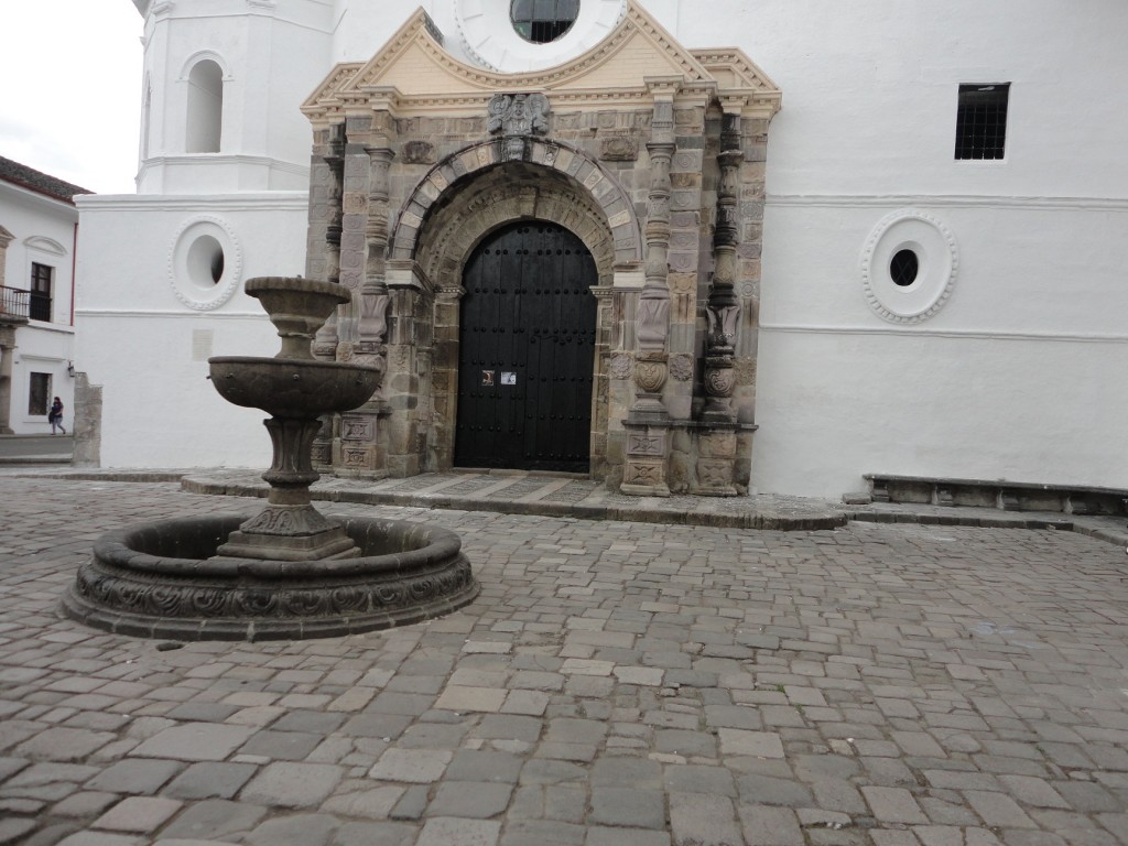 La primera iglesia de teja que se construyó en Popayán, fue la de Santo Domingo en el año de 1558. Su portalón en piedra, es una de las obras más representativas de la arquitectura payanesa.