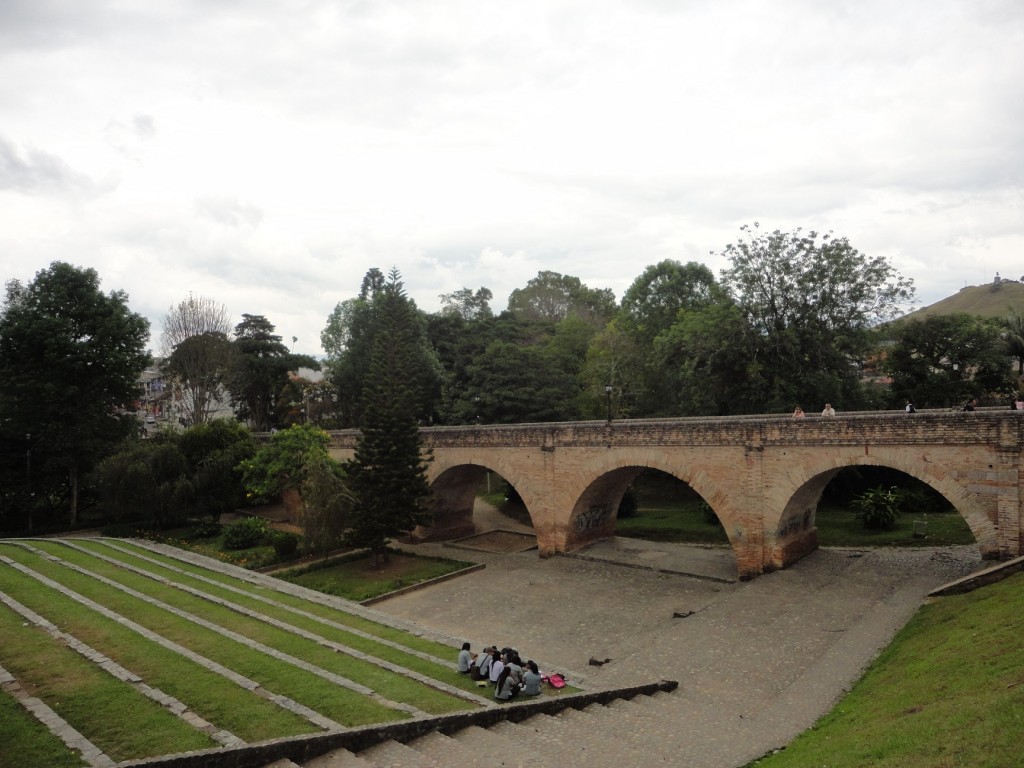 Puente del Humilladero. Su construcción comenzó en 1868 y culminó en 1873, consta de 12 arcos.