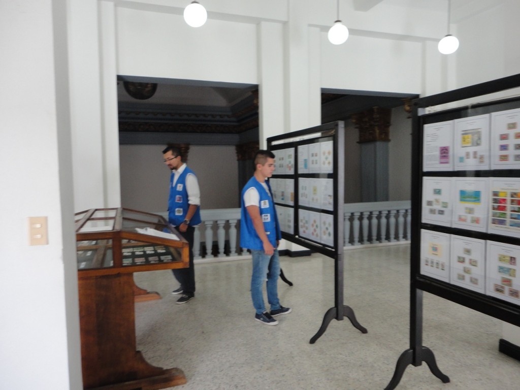 Exposición de filatelia y numismática “Deportes y copas mundiales de fútbol”, en el Panteón de los Próceres, con la guía de estudiantes vinculados al Voluntariado Social Universitario.