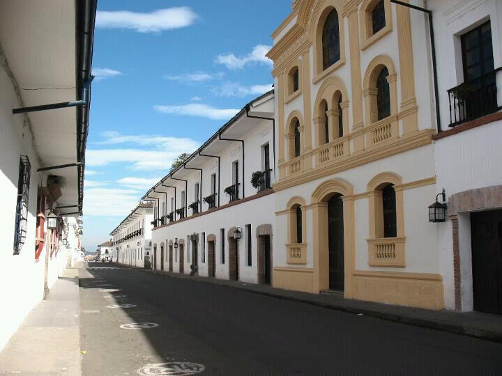 Paraninfo Francisco José de Caldas. Su construcción se inició en 1852 y se inauguró el 16 de abril de 1916, con motivo del centenario del fusilamiento del sabio Caldas. Se afectó con el terremoto de 1983 y debió ser sometido a reconstrucción. Fachada.