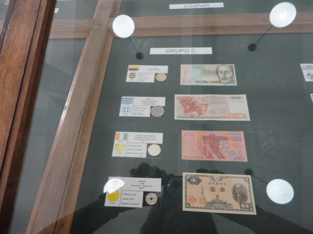 Exposición de filatelia y numismática “Deportes y copas mundiales de fútbol”, en el Panteón de los Próceres, con la guía de estudiantes vinculados al Voluntariado Social Universitario.