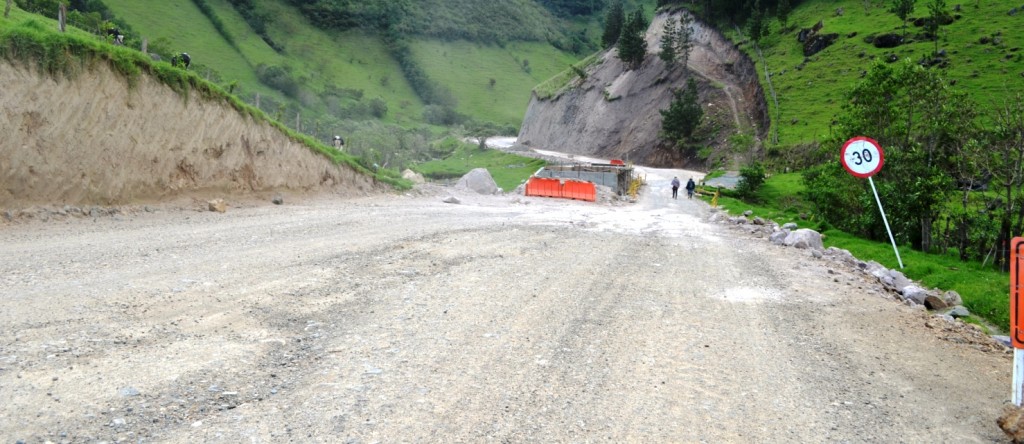 El gobierno nacional, a través del Instituto Nacional de Vías, invierte en el Cauca recursos del orden de $1.1 billones, como la pavimentación de las vías Popayán – Isnos; Popayán – La Plata y la carretera que une a los municipios de Rosas – La Sierra – Bolívar- La Lupa, conocida como el Anillo del Macizo Colombiano. Foto archivo: Vía KoKonuKo Paletará Isnos