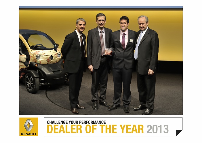 La distribuidora payanesa recibió la distinción “Dealer of the year 2013‟, en la foto Guillermo Fernández Velasco recibiendo el reconocimiento