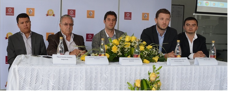 Rueda de prensa en Automotores Gorgona, de izquierda a derecha. Subgerente Miguel Bastidas Ordoñez, Guillermo León Fernandez Arroyave, Gerente Guillermo Fernández Velasco, Gerente Comercial Juan Carlos Escobar Naranjo y el Jefe de Taller Mario Fernando Figueroa.