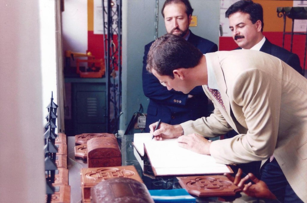En momentos en que Felipe de Borbón, firmaba el libro de visitantes ilustres de la Escuela Taller de Popayán.