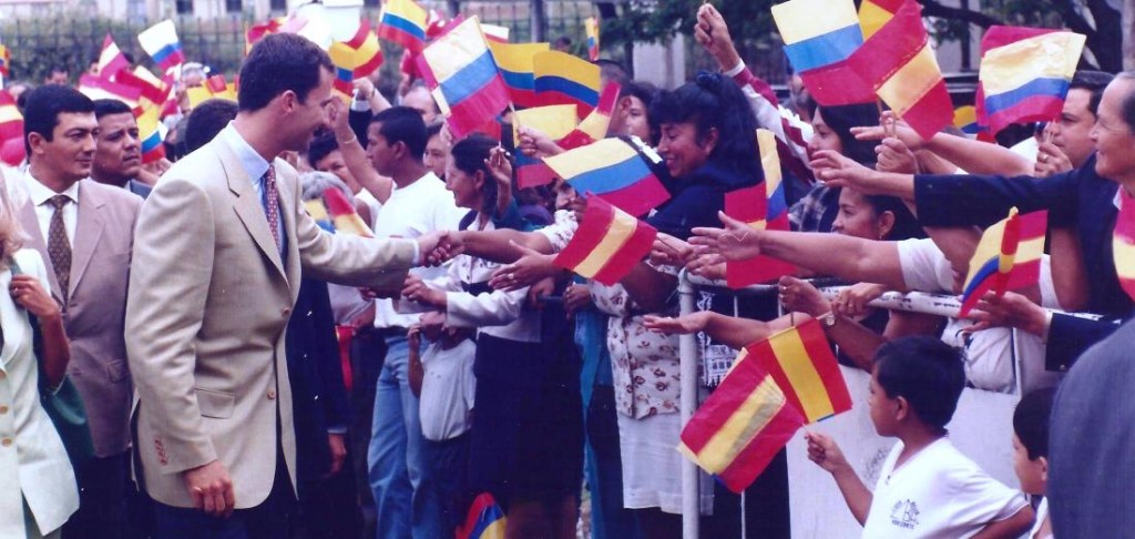 En el sector histórico, de manera informal el entonces príncipe de Asturias, saludó a la multitud que salió a su encuentro con banderas de España y Colombia.  