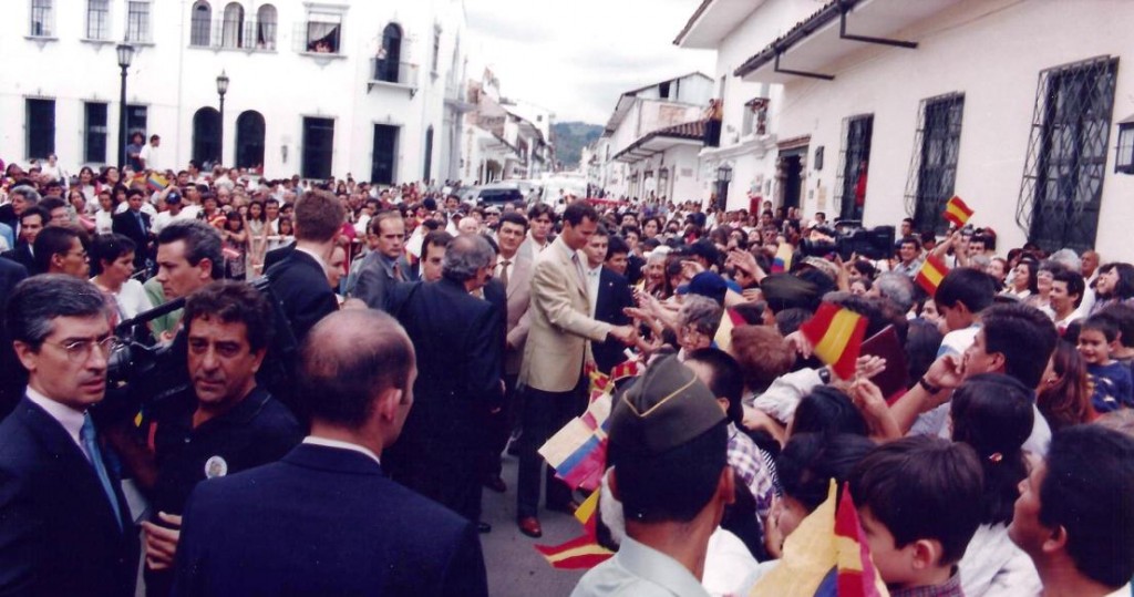 En el sector histórico, de manera informal el entonces príncipe de Asturias, saludó a la multitud que salió a su encuentro con banderas de España y Colombia.  