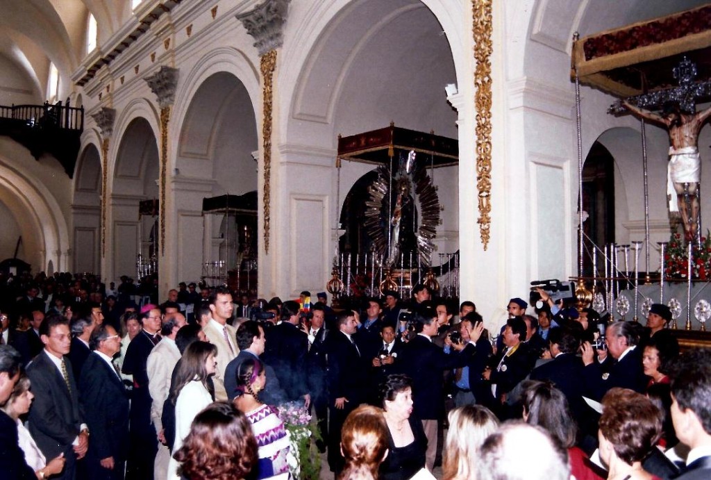 En la iglesia de San Francisco, reconstruida por España, el SAR Felipe de Borbón, admiró los pasos de la Semana Santa, armados con ocasión de su visita.