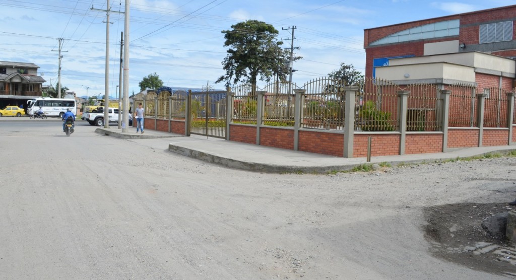 De la carrera 17 hasta el proyecto Plaza de las Américas el trayecto es muy corto, sólo 50 metros. Fácil acceso al transporte público por esta principal arteria.