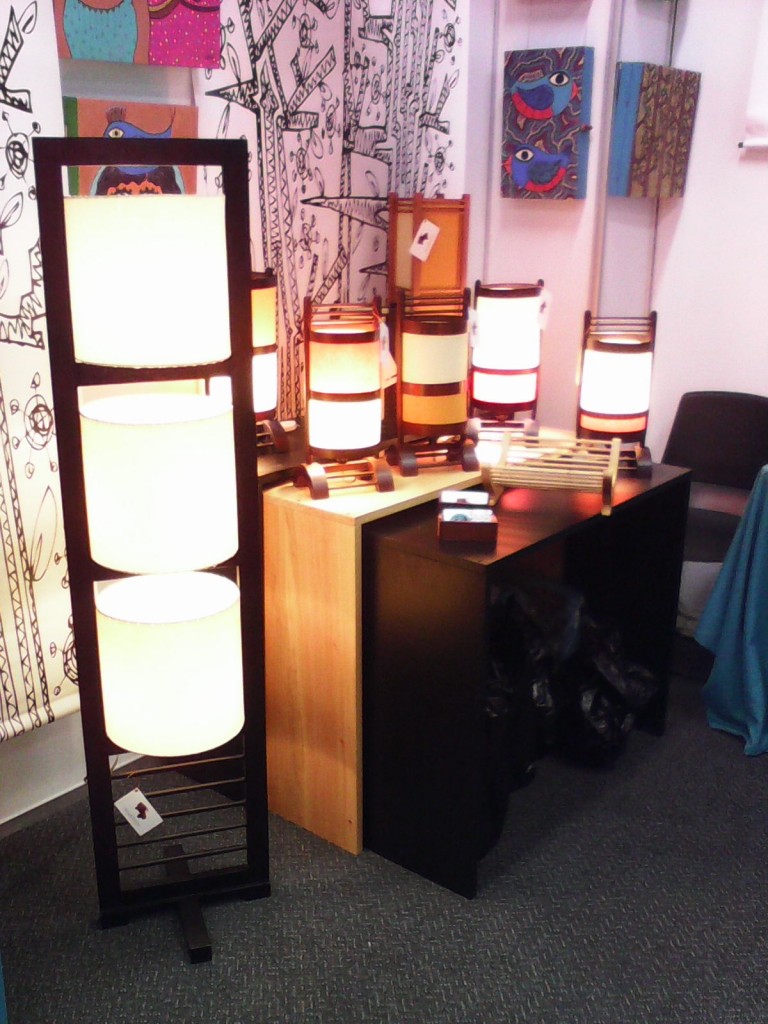 Lámparas de gran factura, elaboradas en finas maderas.
