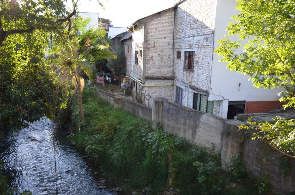 Los asentamientos en Popayán se han producido de tiempo atrás a lo largo de los ríos y quebradas que surcan esta capital, sin embargo a través del POT no se ha planificado para evitar que la gente viva sobre las corrientes de agua, sin respetar los 30 metros de zona de protección. 