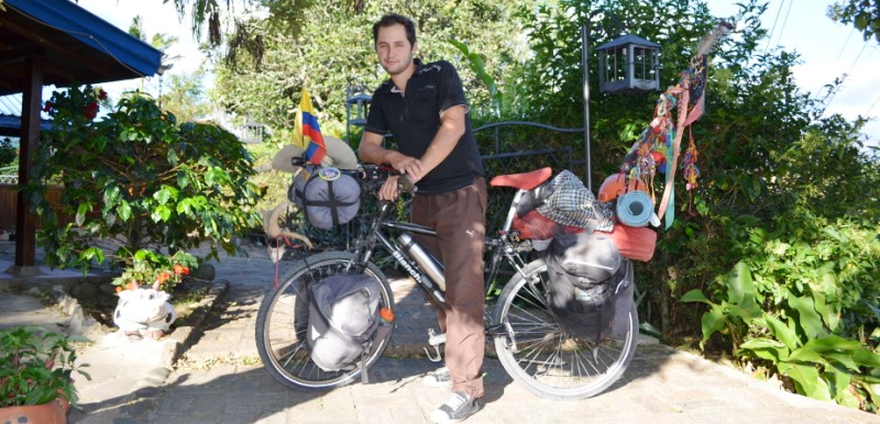 En su bicicleta lleva ropa para invierno y verano, botiquín, caja de herramientas, computador para llevar al día su página, el libro que está haciendo, estufa, pasta, avena, arroz, panela, huevos hervidos, atún y lentejas.