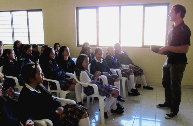 El 25 de julio visitó en Popayán la escuela La Milagrosa, en donde hizo un taller de pintura con las alumnas.
