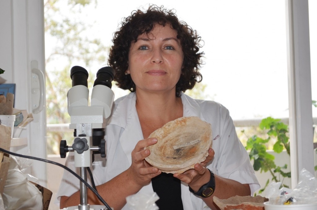 Arqueóloga Martha Cecilia Hernández, en trabajo de laboratorio.